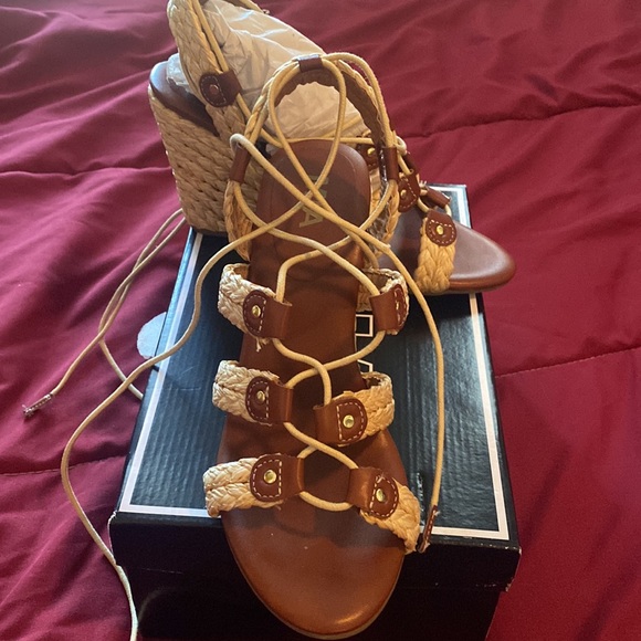 NWOT!  Very stylish woven wedge heeled sandal! - Picture 3 of 6